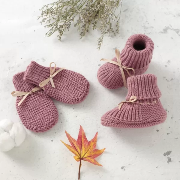 Adorable and Functional: Knit Baby Shoes and Gloves Set for Newborn Girls - Image 2