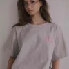 Woman wearing retro letter print short sleeve tee on urban street (1).