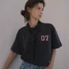 Woman wearing retro letter print short sleeve tee on urban street (3).